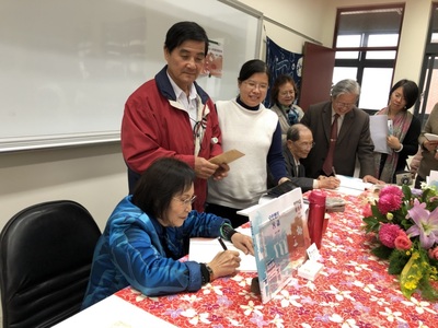 貴賓們請葉老師簽書圖片