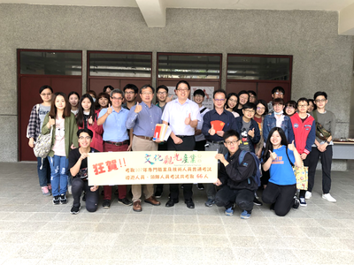 侯副校長、馮主任、林老師和俞老師與上榜同學開心合影圖片