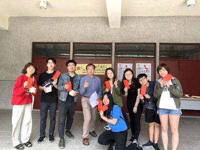 通過外語導遊第一試同學領到紅包,鼓勵同學們能再接再厲通過第二試圖片