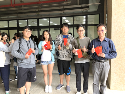 日文觀二甲班導師林老師也頒發加碼獎金給上榜同學以資鼓勵圖片