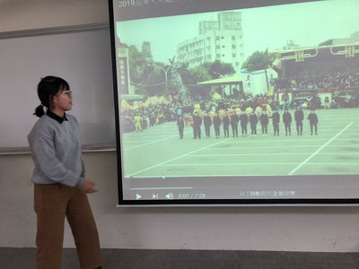 圖2 文觀一郭家伶同學介紹文觀系龍隊參加競賽情形圖片