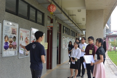 學長進行校園導覽圖片
