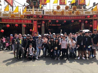 本系師生於員林市福寧宮開始參與媽祖遶境前合照圖片