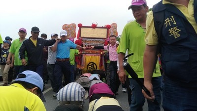 同學實際體驗「鑽轎底」圖片