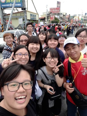 同學在遶境隊伍中開心合照圖片