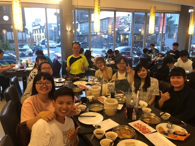 參加遶境完畢林本炫老師請同學享用火鍋大餐圖片