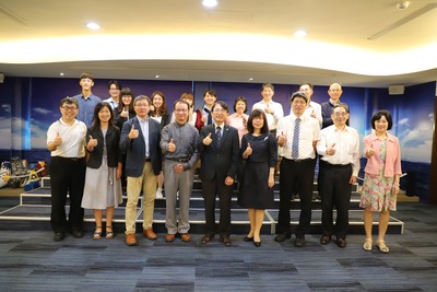 參觀基隆港務分公司並合照圖片