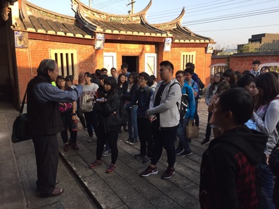 本系學生聆聽解說的情形圖片
