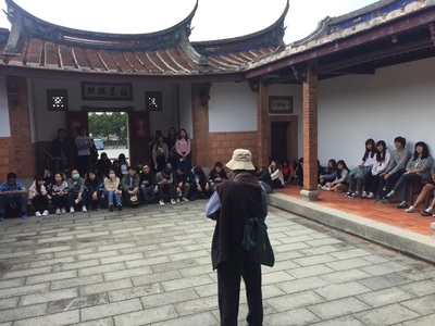 本系學生聆聽解說的情形 (1)圖片