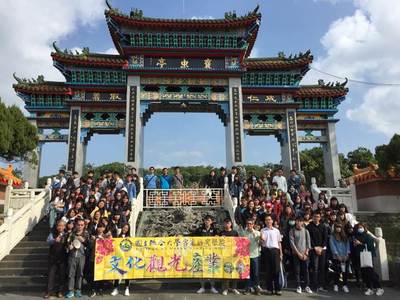 本系師生在新埔義民廟牌坊前合照圖片