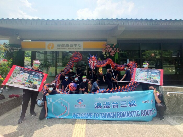 111年10月04日-2022國際自由車環台公路大賽-浪漫台三線站之文觀龍隊表演圖片