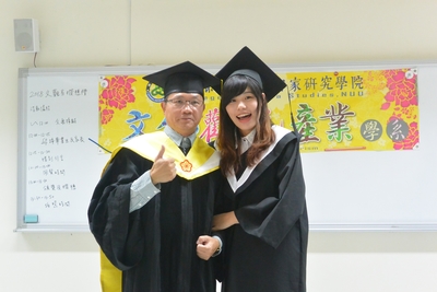 同學撥穗圖片