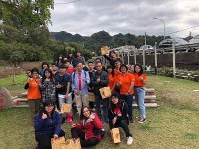 師長及同學拿著紀念品開心合照圖片