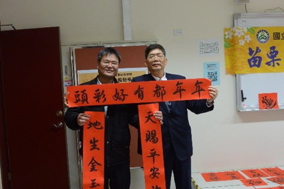 客家學院暨文觀系聯合舉辦2021年春聯書法揮毫活動圖片(另開新視窗)