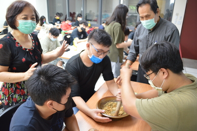 110年11月04日-飲食文化課程專題演講「客家擂茶工藝體驗」圖片