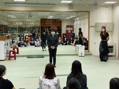 110年10月21日-國際禮儀課程專題演講「美姿美儀」圖片