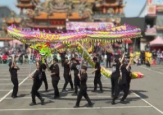 超越紀錄的476分高分! 文觀系同學參加聯大龍藝舞龍社勇奪2026貓裏客家龍競技冠軍!圖片(另開新視窗)