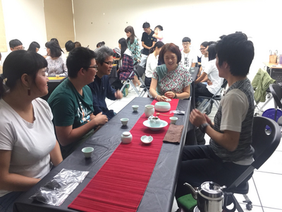 師長及同學一同品茶圖片