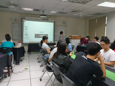 同學進行茶文化實作教學圖片