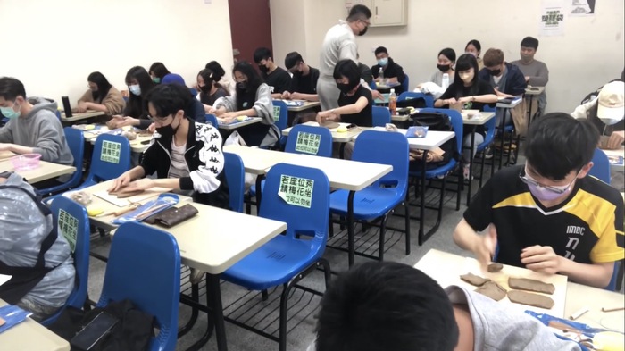 111年04月27日-陶瓷工藝實作課程專題演講「國家陶藝得講作品說明」圖片
